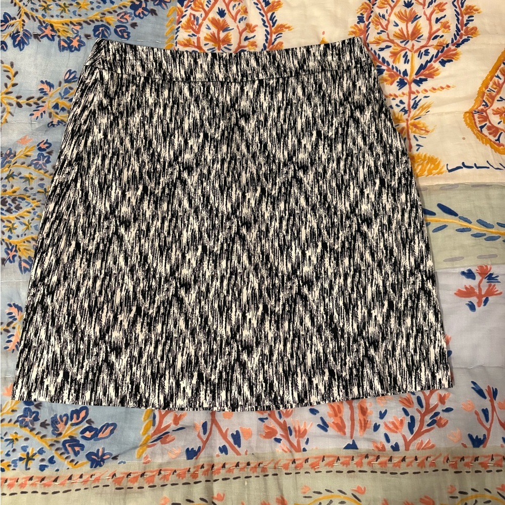Valerie bertinelli Black and White mini Skirt business work timeless size 4